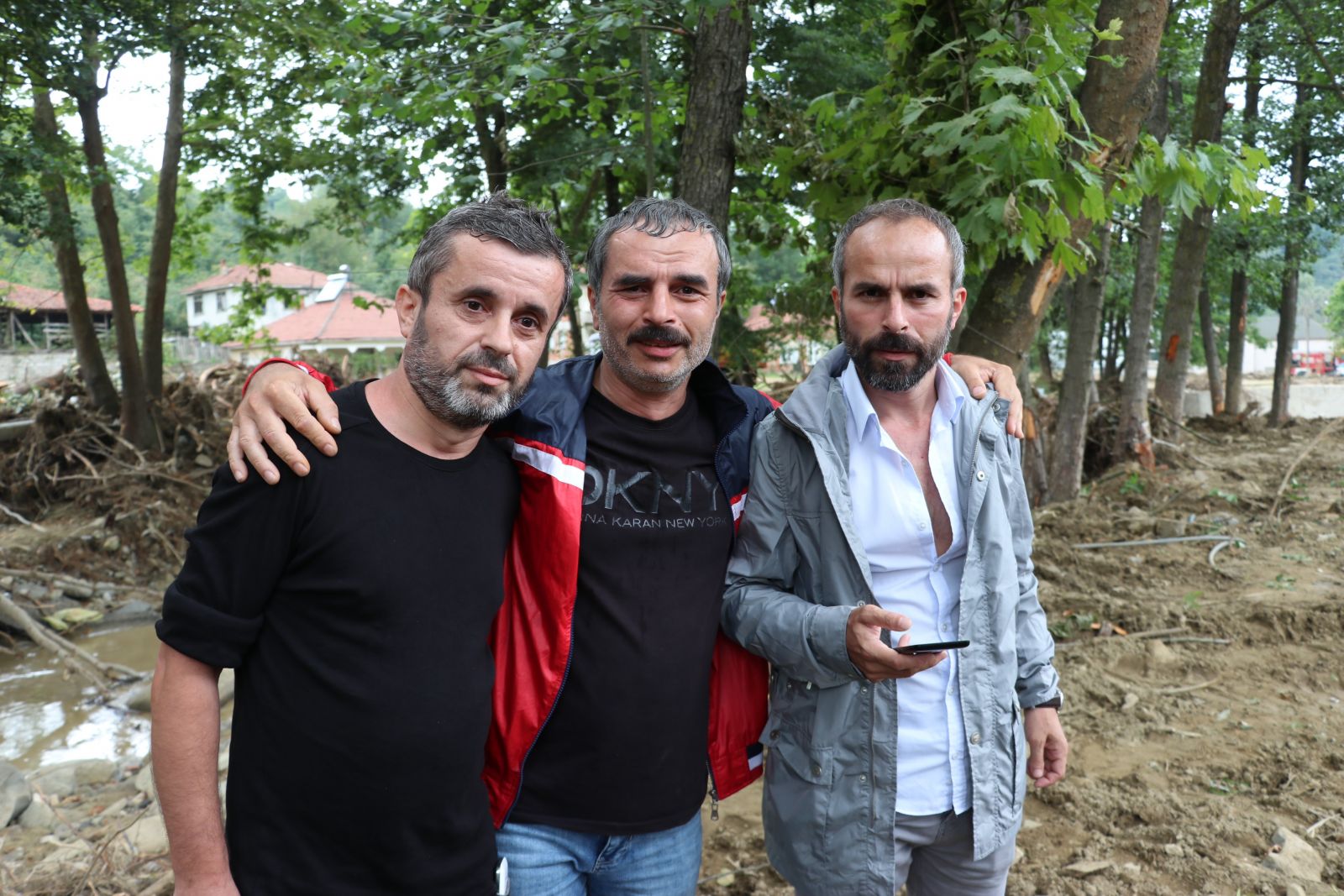 Sel felaketinde 3 yakınını kaybeden aile, dere yatağında 2 kaybını daha arıyor